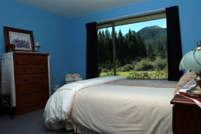 Queen guestroom